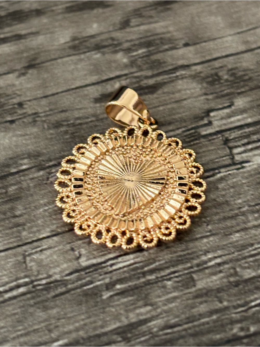 Delicate Gold Toned Filigree Round ‘J’ Pendant Necklace - NWOT - Picture 2 of 3